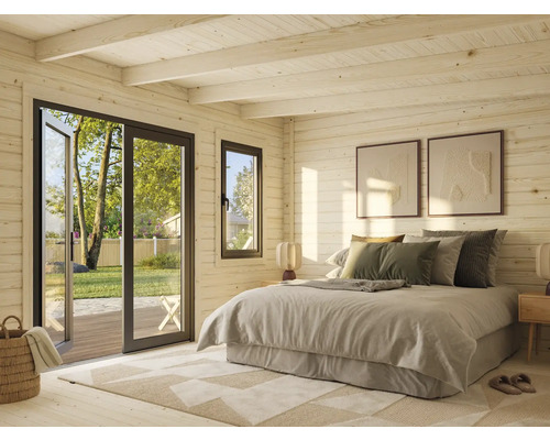 Chambre lumineuse dans une maison en bois avec fenêtre et porte-fenêtre