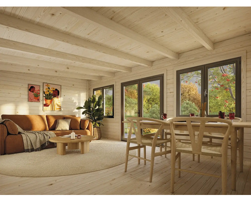 Intérieur d'une maison en bois avec canapé, table et chaises devant des fenêtres