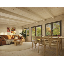Salon lumineux avec plafond en bois, canapé marron, table à manger et vue par la fenêtre