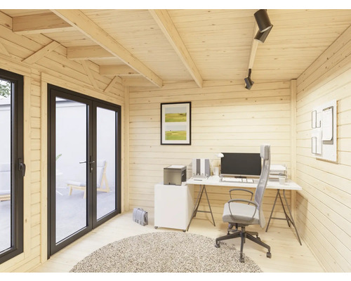 Vue intérieure d'une cabane de jardin aménagée en bureau avec bureau, chaise et fournitures de bureau