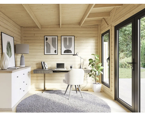 Helles Arbeitszimmer im Gartenhaus mit Schreibtisch, Bürostuhl, Kommode und großen Fenstern für natürliches Licht.