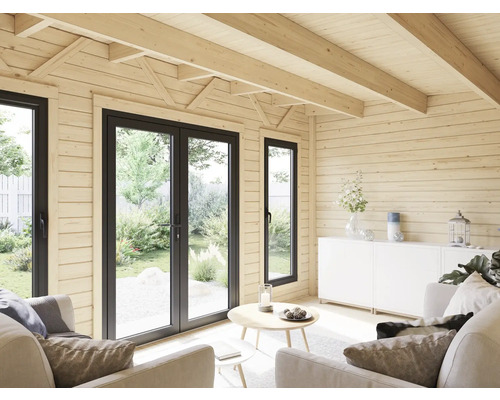 Salon lumineux dans une maison en bois avec des meubles et des fenêtres