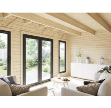 Vue intérieure d'une maison de jardin en bois avec fenêtres et portes vitrées