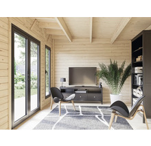 Salon lumineux en bois massif avec portes-fenêtres, télévision et meubles.