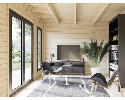 Salon lumineux en bois massif avec portes-fenêtres, télévision et meubles.