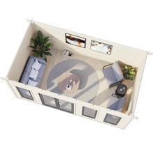 Vue intérieure d'une cabane de jardin avec canapé, fauteuils, table et décorations