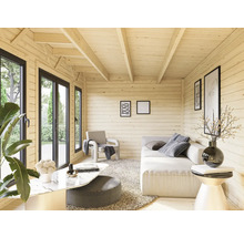 Intérieur d'une maison en bois avec fenêtres, porte, canapé et fauteuil