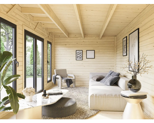 Vue intérieure d'une cabane de jardin avec revêtement en bois, fenêtres et meubles