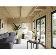 Vue intérieure d'une maison en bois avec meubles et fenêtres