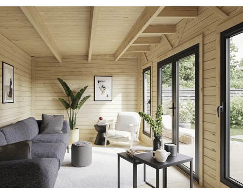 Cabane en bois claire avec coin salon, canapé, fauteuil et fenêtres