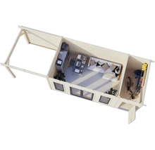 Vue de dessus d'une cabane de jardin lumineuse avec bureau, coin salon et espace de rangement