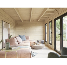 Intérieur d'une cabane de jardin avec lambris, canapé, table et fenêtres