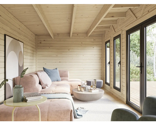 Vue intérieure d'une cabane de jardin avec canapé, table et fenêtres
