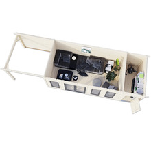 Vue de dessus d'une cabane de jardin aménagée avec des meubles et des appareils