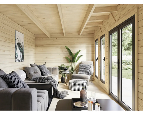 Innenansicht eines modernen Holzhauses mit Wohnbereich, Möbeln und großen Fenstern