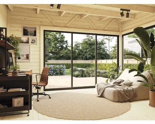 Bureau lumineux avec bureau, chaise de bureau, étagères, tapis et fenêtres du sol au plafond donnant sur le jardin