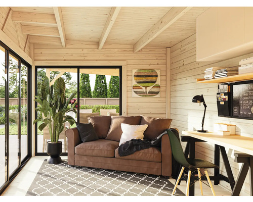 Wohnzimmer mit Sofa, Schreibtisch und Dekoration in einem Holzhaus.