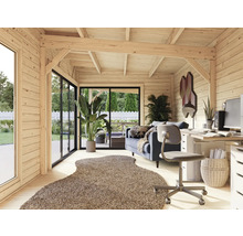 Maison de jardin en bois aménagée avec un espace bureau et un coin salon