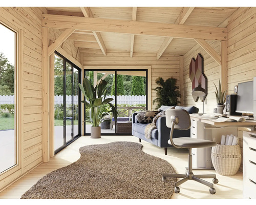 Maison de jardin en bois aménagée avec un espace bureau et un coin salon