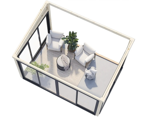 Innenansicht eines Gewächshauses mit Möbeln und Pflanzen