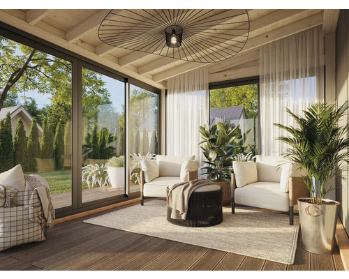 Heller Wintergarten mit Sitzgruppe, Pflanzen und grosszügigen Fensterfronten.