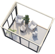 Blick von oben auf eine moderne Gartenlaube mit Sitzgelegenheiten, Tisch und Pflanzen.