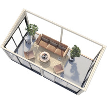 Innenansicht eines hellen Sommerhauses mit Möbeln und Pflanzen