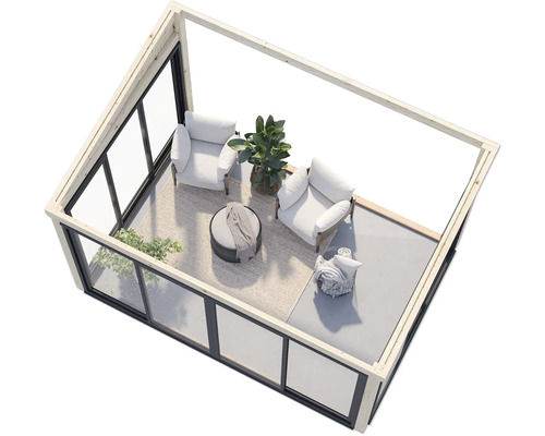 Überblick über eine Gartenlaube mit zwei Sesseln, einem Tisch und Pflanzen.