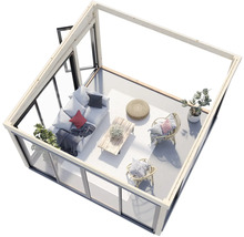 Innenansicht eines Gartenhauses mit Möbeln, darunter ein Sofa, Stühle und ein Tisch.