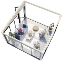 Helle Gartenoase mit Sofa, Tisch und Rattansesseln