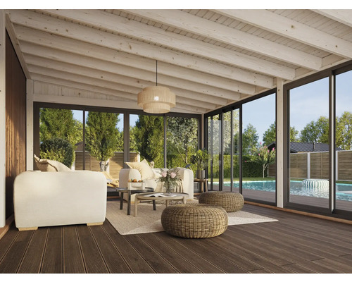 Véranda lumineuse avec vue sur le jardin, équipée de sièges, tapis et plancher en bois