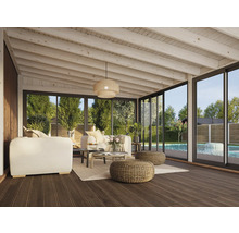 Helles Wohnzimmer mit Sitzgruppe, Couchtisch, Deckenlampe und Ausblick in den Garten mit Pool