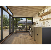 Helles Gartenhaus mit Terrasse, Schiebetüren, Holzboden und Aussenküche