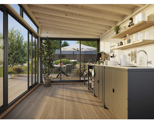 Helles Gartenhaus mit Schiebetüren, Aussenküche und Holzterrasse für den Aussenbereich