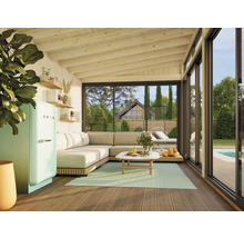 Salon lumineux avec canapé, table, réfrigérateur de la marque Smeg et vue sur le jardin avec piscine