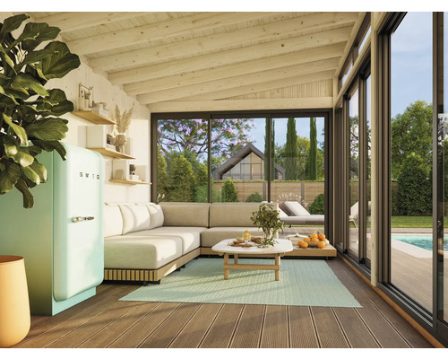 Helle Veranda mit Sofa, Tisch, Kühlgerät der Marke Smeg und Blick in den Garten mit Pool