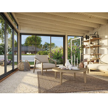 Helles Wohnzimmer mit Sitzmöbeln, Couchtisch, Regal und Ausblick ins Grüne