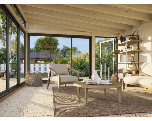 Helles Wohnzimmer mit Sesseln, Couch, Tisch, Regal und Blick in den Garten