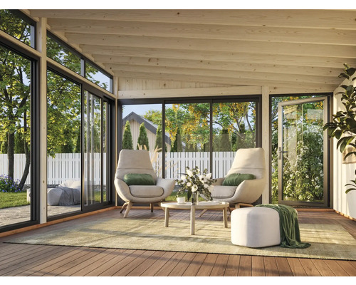 Pièce lumineuse avec fauteuils, table et grandes baies vitrées donnant sur l'extérieur