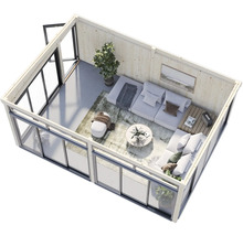 Vue intérieure d'une cabane de jardin moderne avec espace de vie, meubles et beaucoup de lumière naturelle.