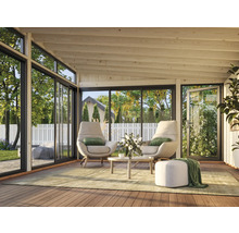 Helles Gartenhaus mit zwei Sesseln und Glastüren