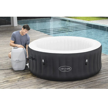 Spa gonflable Lay-Z-Spa Miami avec homme et pompe sur une terrasse en bois à côté d'une piscine