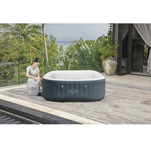 Spa gonflable Lay-Z-Spa avec femme dans le jardin sur la terrasse en bois.