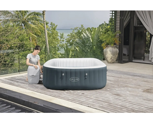 Spa gonflable Lay-Z-Spa avec femme dans le jardin sur la terrasse en bois.
