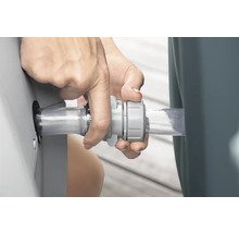 Installation d'un raccord de tuyau transparent sur un réservoir d'eau