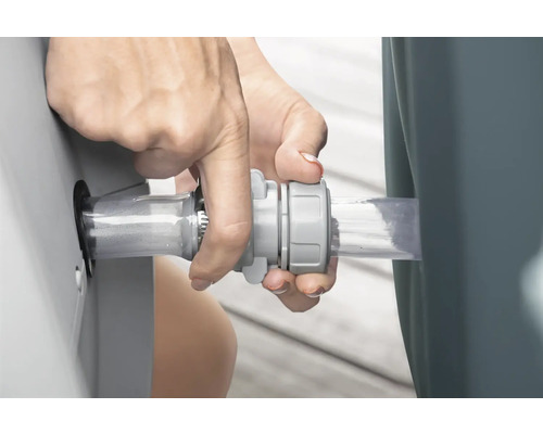 Installation d'un raccord de tuyau transparent sur un réservoir d'eau