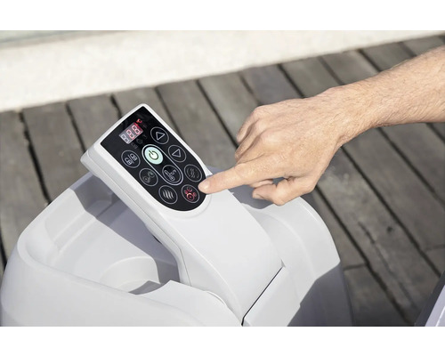 Panneau de commande d'un jacuzzi avec une main appuyant sur un bouton