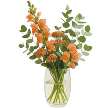 Composition florale avec mufliers et eucalyptus dans un vase en verre