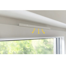 Fenêtre avec système de ventilation et flèches jaunes indiquant le flux d'air