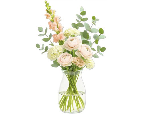Bouquet de roses et de verdure dans un vase en verre